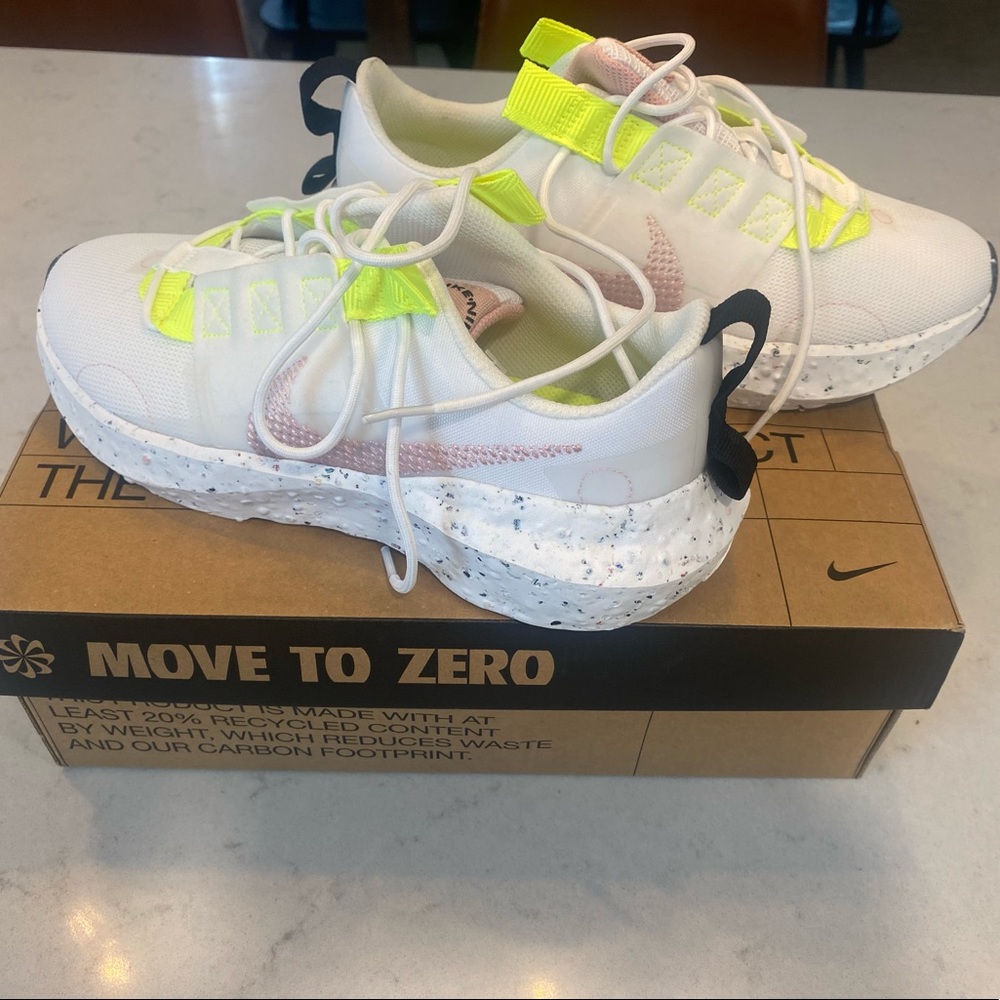 Womens Nike sneakers size 8.5 brand new!